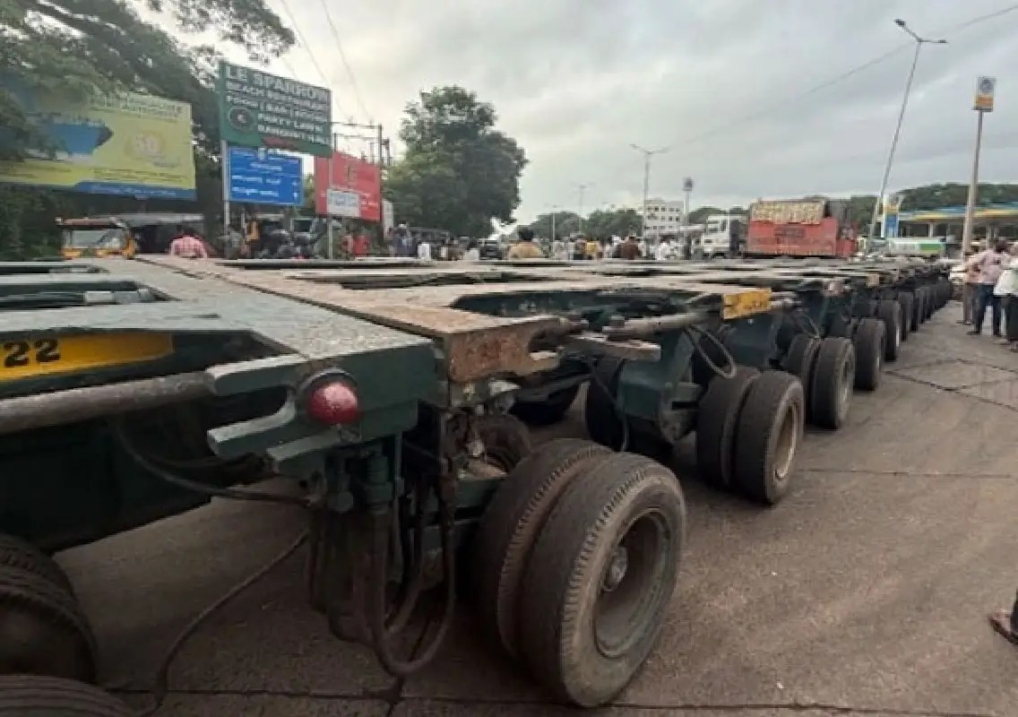 144-wheel trailer strands on NH-66, causes massive traffic jam - News Karnataka