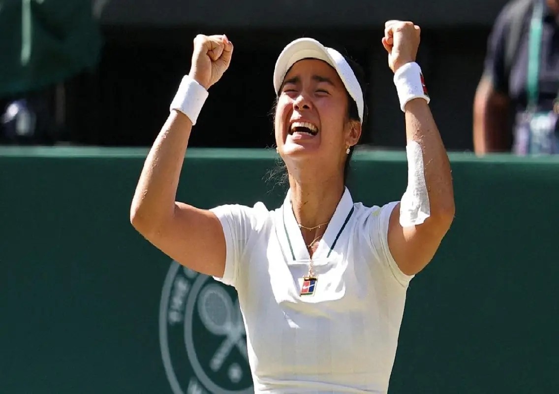 Alexandra Eala stuns Swiatek to reach Wimbledon fourth round - News Karnataka