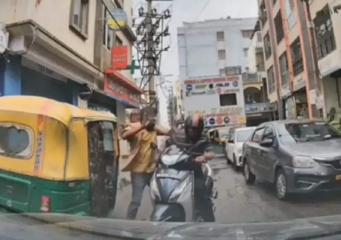Auto driver slaps elderly scooter rider in Bengaluru road rage - News Karnataka