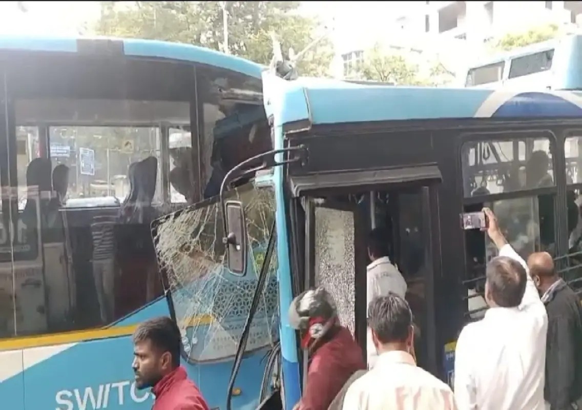 BMTC electric bus crashes into Vayu Vajra bus, several injured: WATCH - News Karnataka