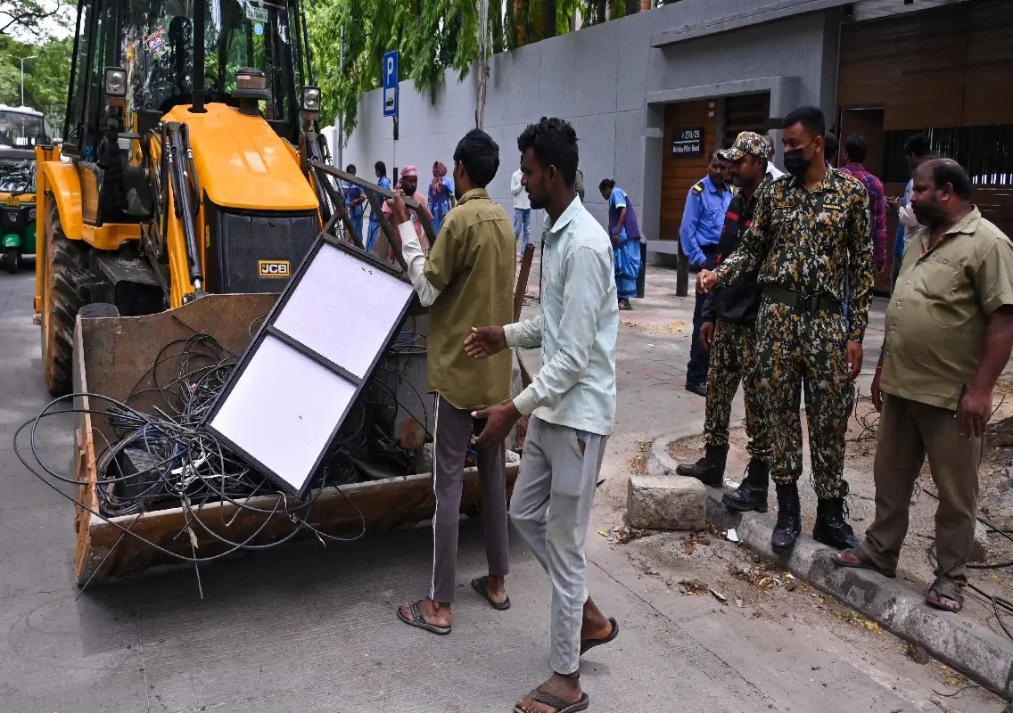 Bengaluru clears footpaths, pedestrians relieved as vendors protest - News Karnataka