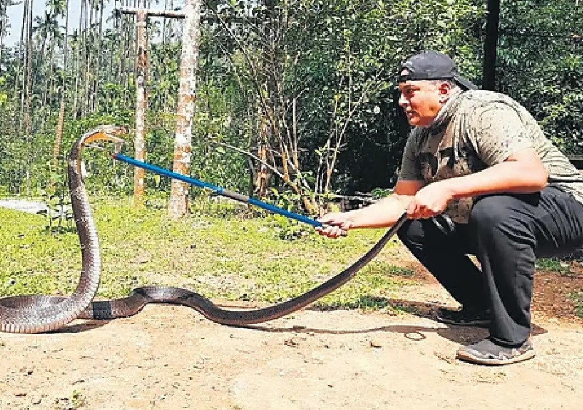 Bengaluru mourns legendary snake rescuer Md Anees - News Karnataka