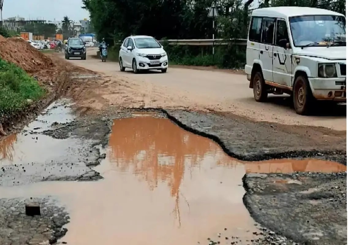 Bengaluru resident's running protest spotlights bad road woes - News Karnataka