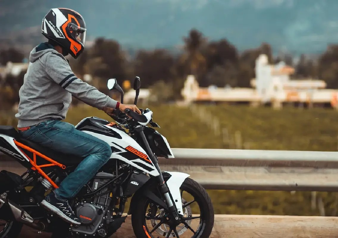 Bengaluru rider escapes crash after truck swerves to avoid wrong-side biker - News Karnataka