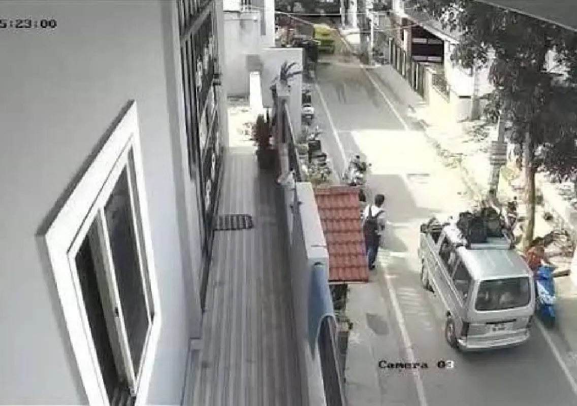 Bengaluru school van overcrowding sparks safety concerns - News Karnataka
