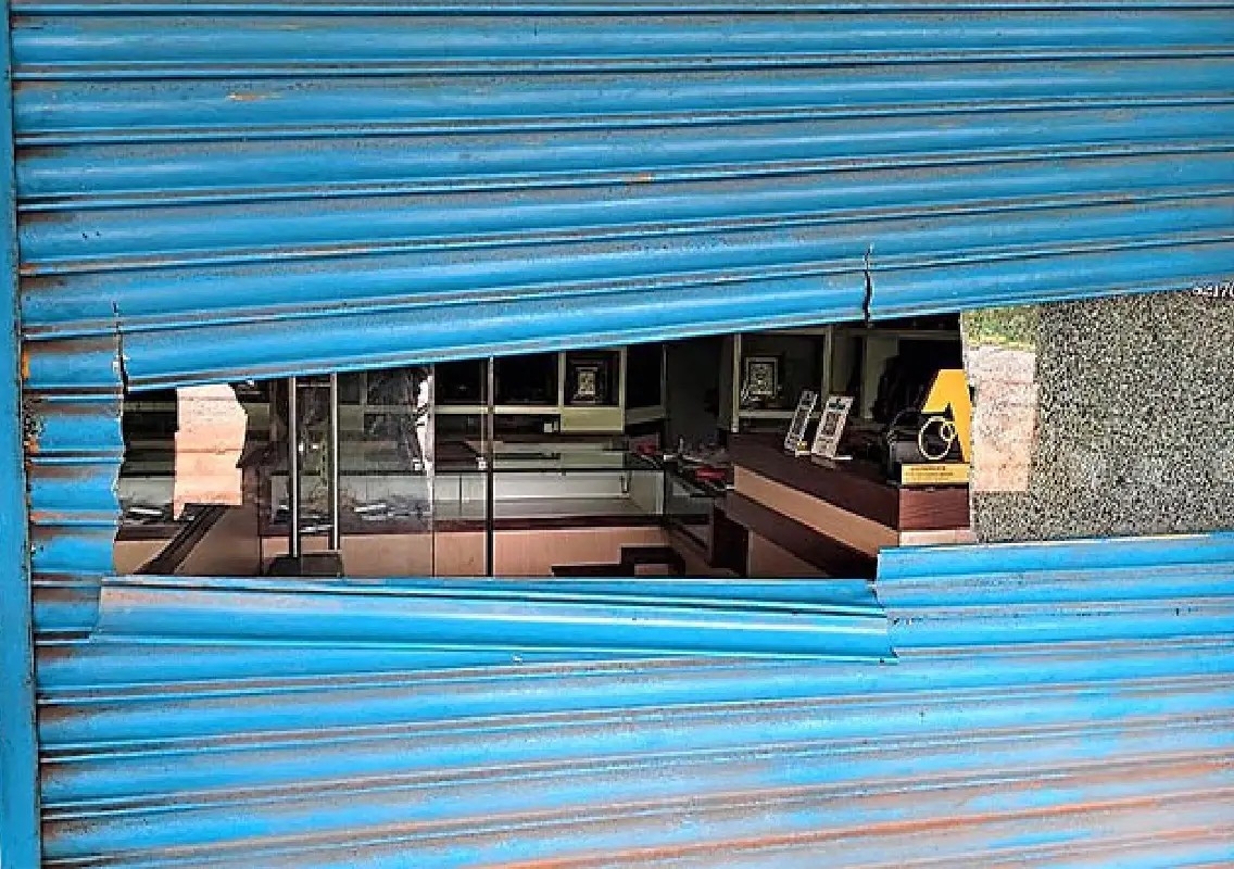 Burglars use gas cutter to rob jewellery shop in Maravanthe - News Karnataka