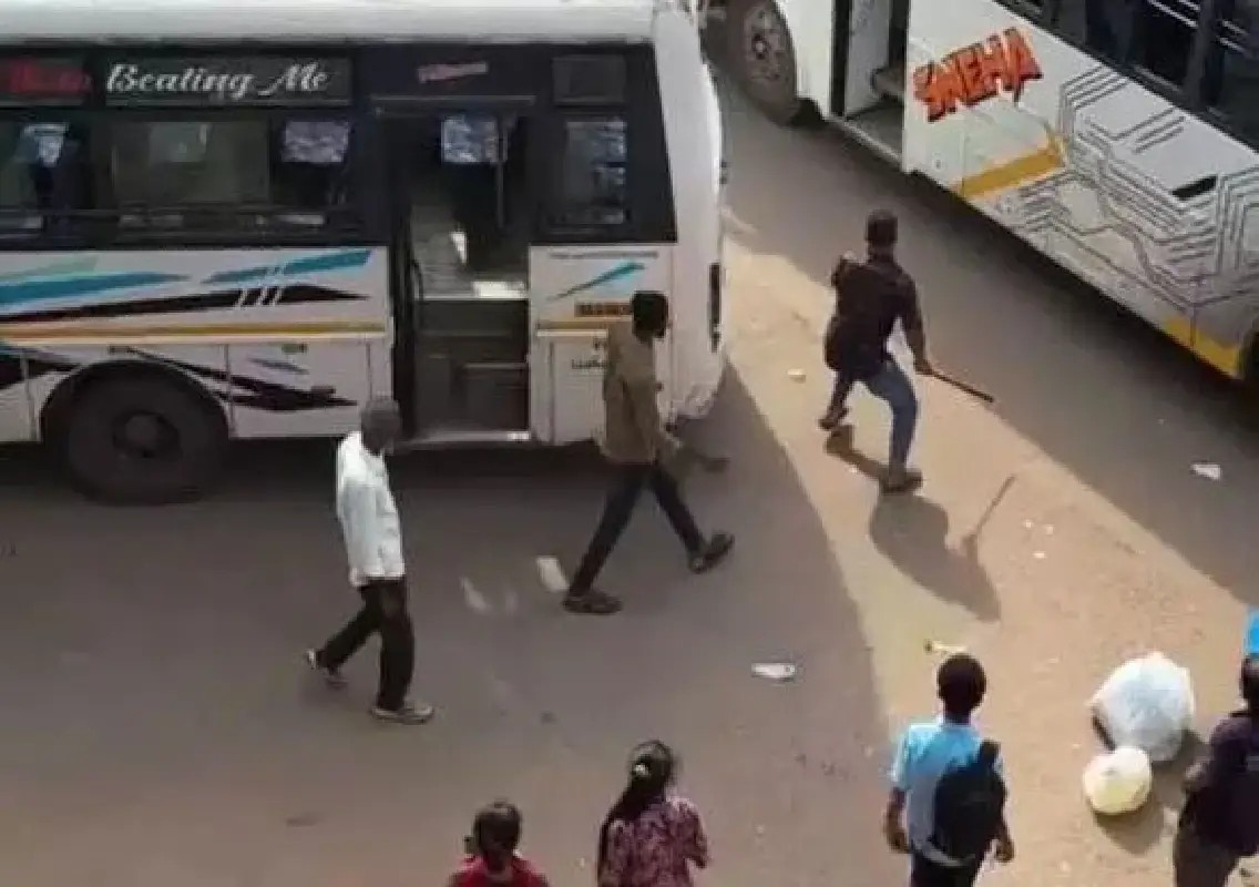 Bus conductors booked after violent clash inside bus in Puttur - News Karnataka