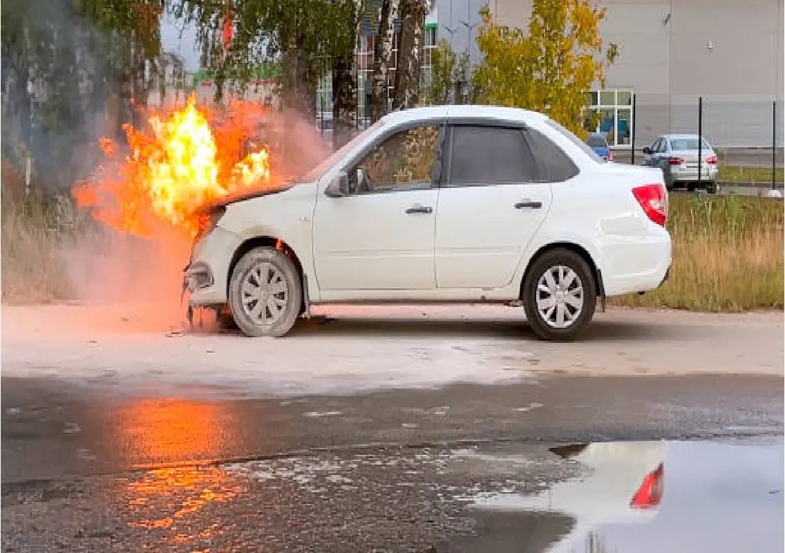 Car catches fire on NH-75 near Puttur, occupants escape safely - News Karnataka
