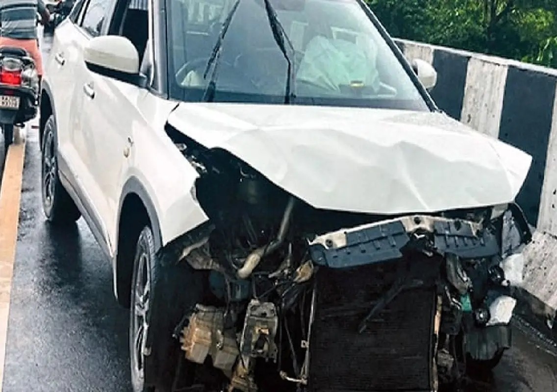 Car crashes into Beluvai flyover barricade amid rain, no serious injuries - News Karnataka