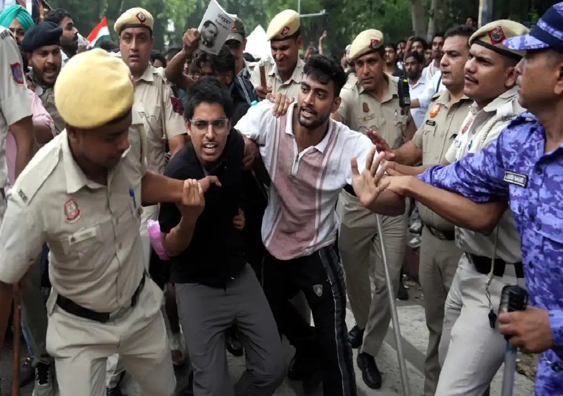 Congress shares video alleging misconduct by Delhi Police officer - News Karnataka