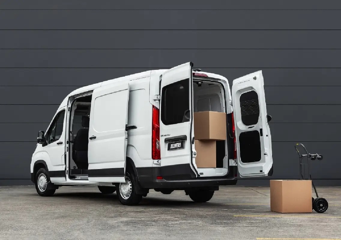 Delivery van robbed of ₹45,000 in daring moving vehicle heist - News Karnataka