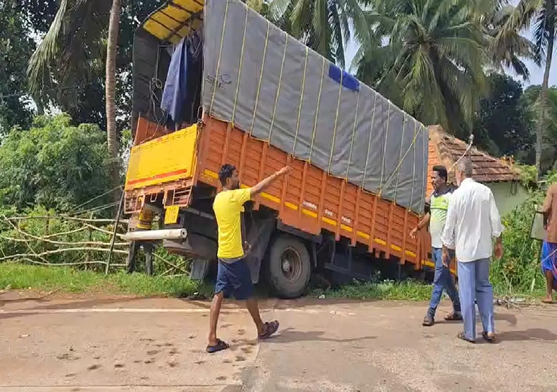 Excavator lorry crashes into house after hitting power poles in Udupi: WATCH - News Karnataka