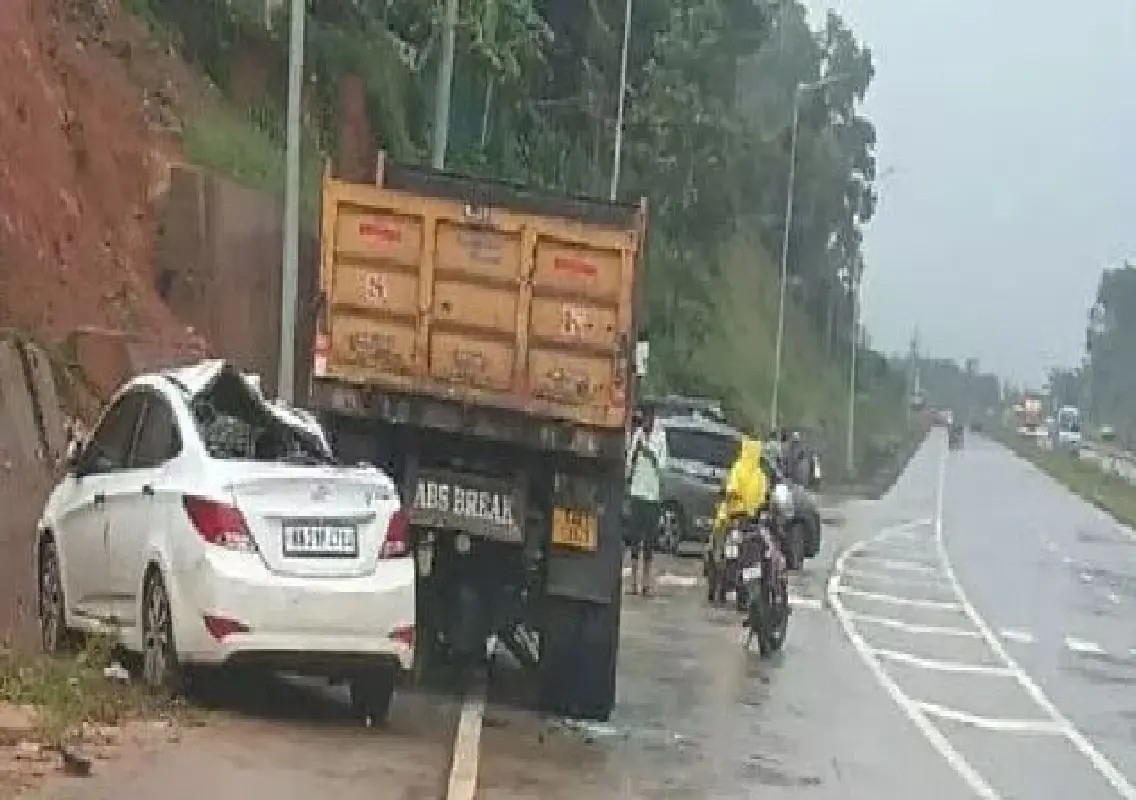 Five injured as car crashes into parked tipper near Uppinangady - News Karnataka