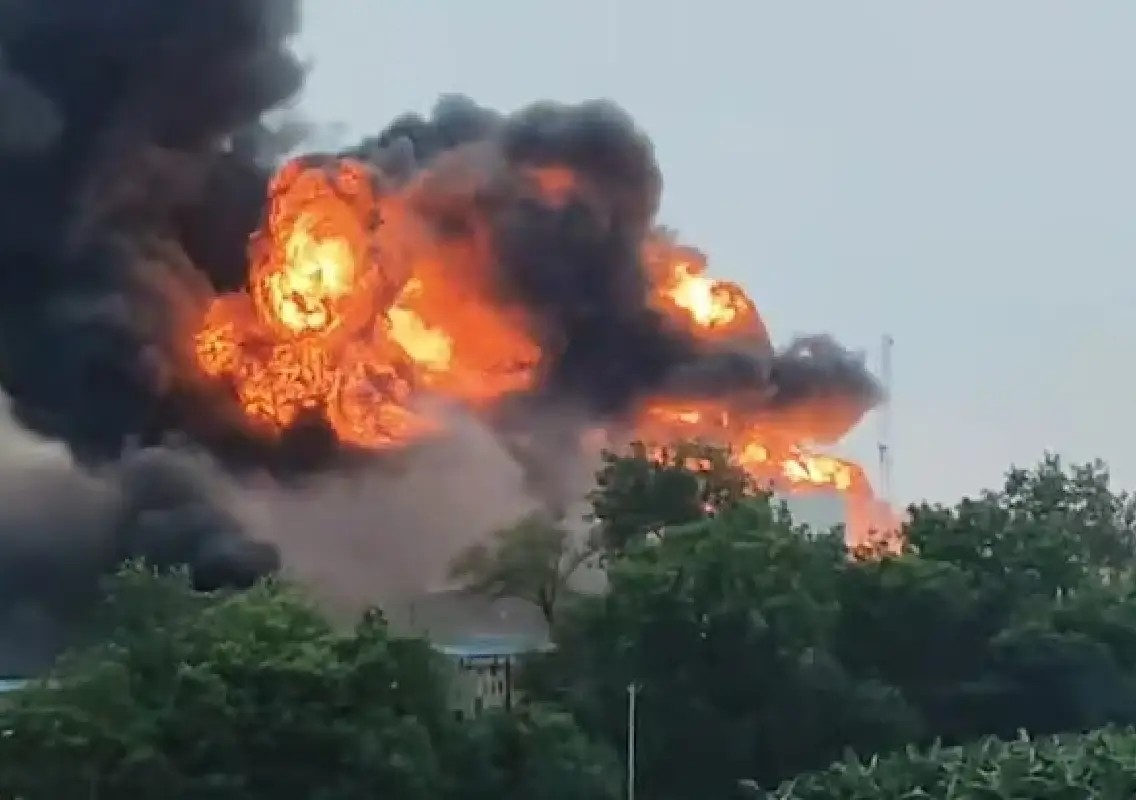 Four killed as LPG tanker explodes after crashing into UP toll plaza - News Karnataka