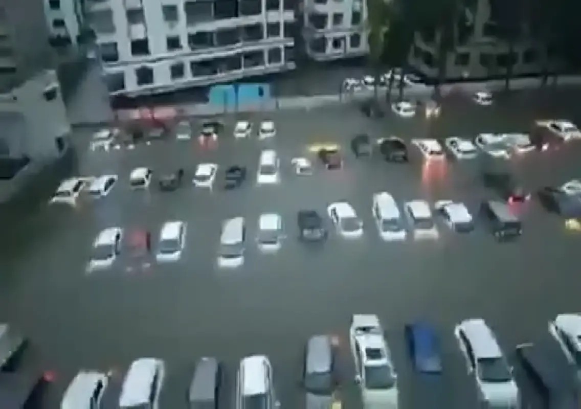 Gujarat battered by torrential rain as floods disrupt normal life: WATCH - News Karnataka