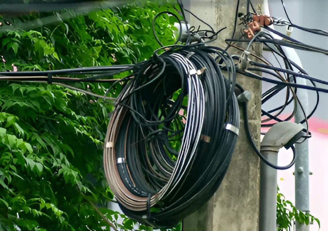 Hanging cables on Mangaluru footpaths raise safety concerns - News Karnataka