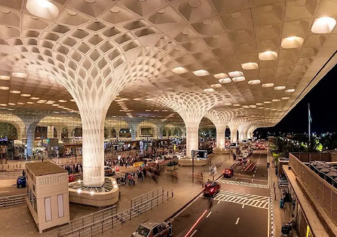 Heavy rain disrupts flight operations at Mumbai airport - News Karnataka