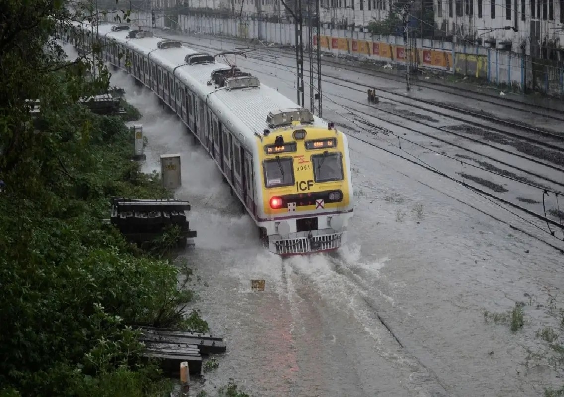 Heavy rain disrupts flights, trains as monsoon batters major cities - News Karnataka
