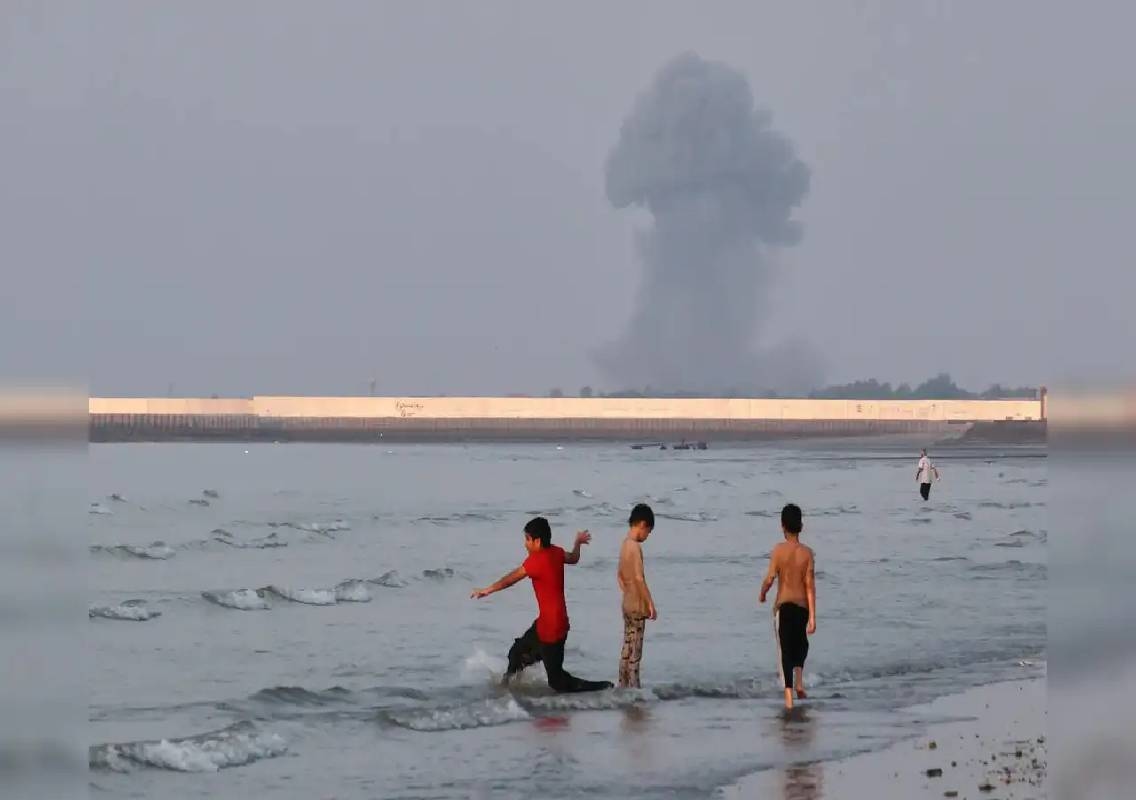 Explosions Near Strait Of Hormuz Raise Iran-US Tensions - News Karnataka