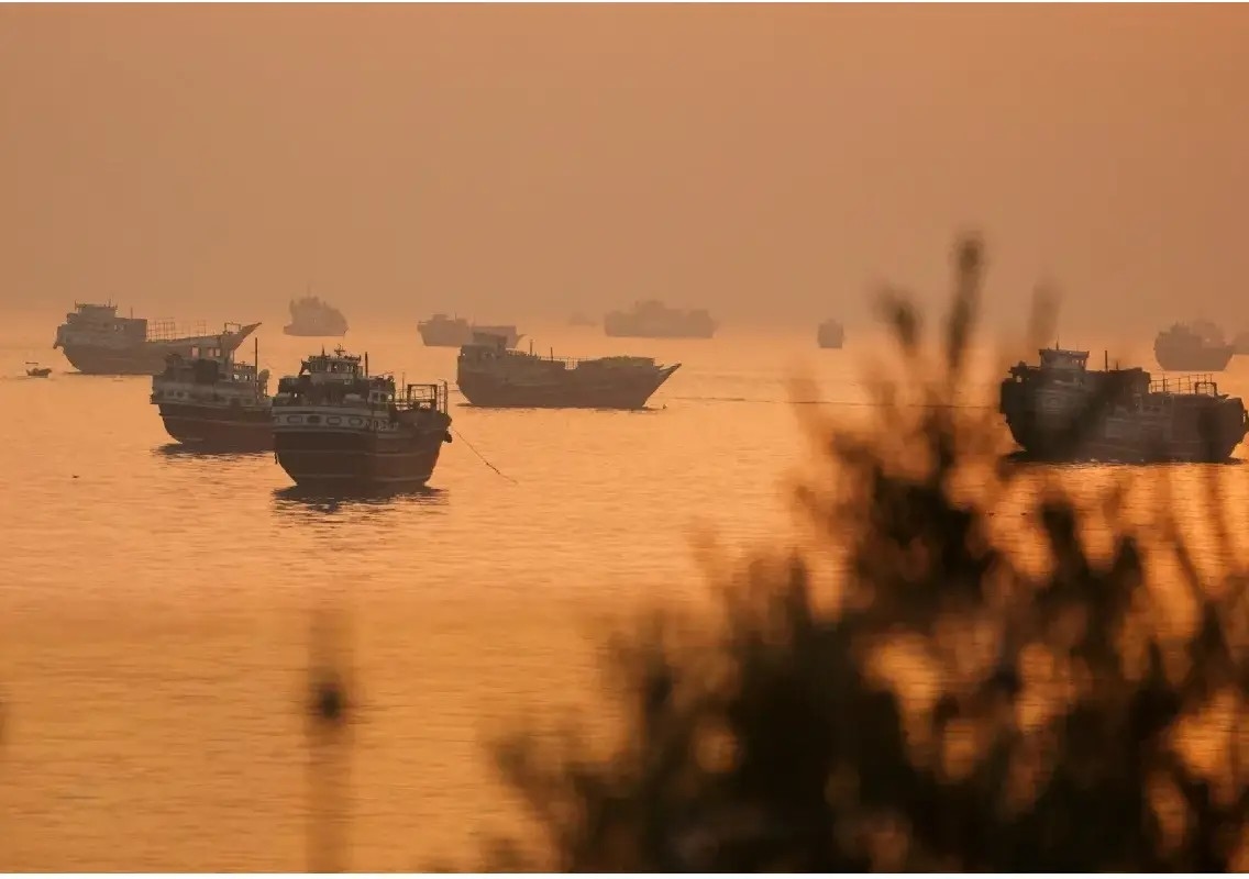 Iran shuts Strait of Hormuz, raising fears of global oil disruption - News Karnataka