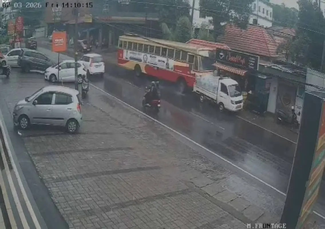KSRTC bus crashes into shop near Pathanamthitta, one injured: WATCH - News Karnataka