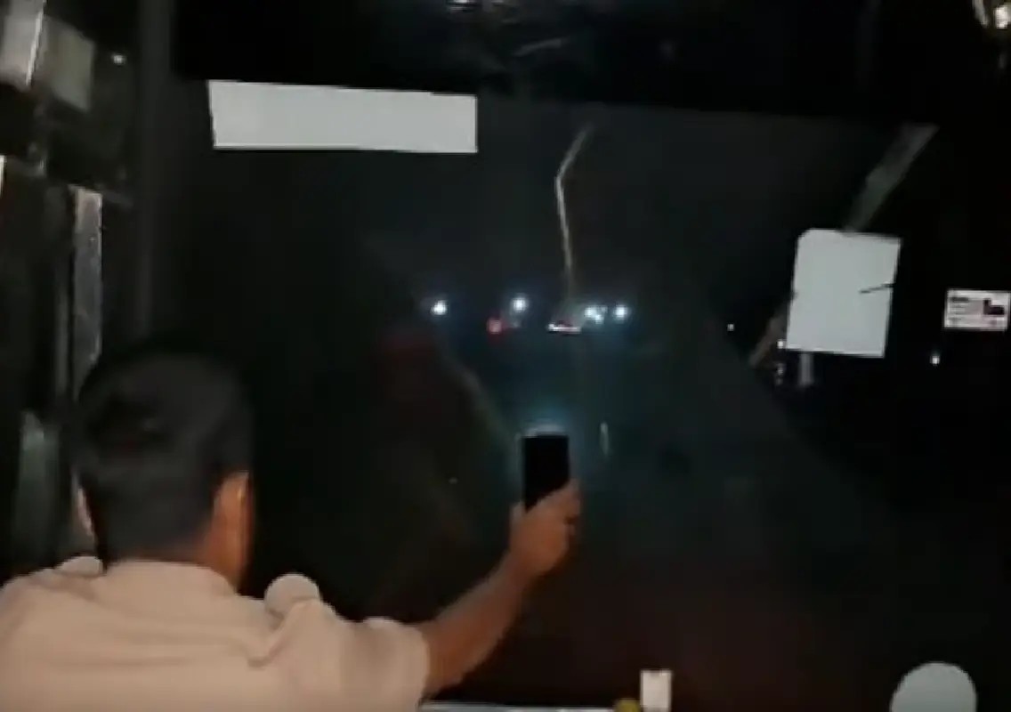 Kalyana KRTC bus runs without headlights, conductor uses phone torch: WATCH - News Karnataka