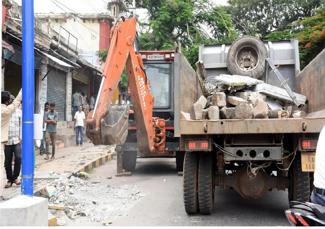 MCC clears footpath encroachment on Dawood Khan Road - News Karnataka