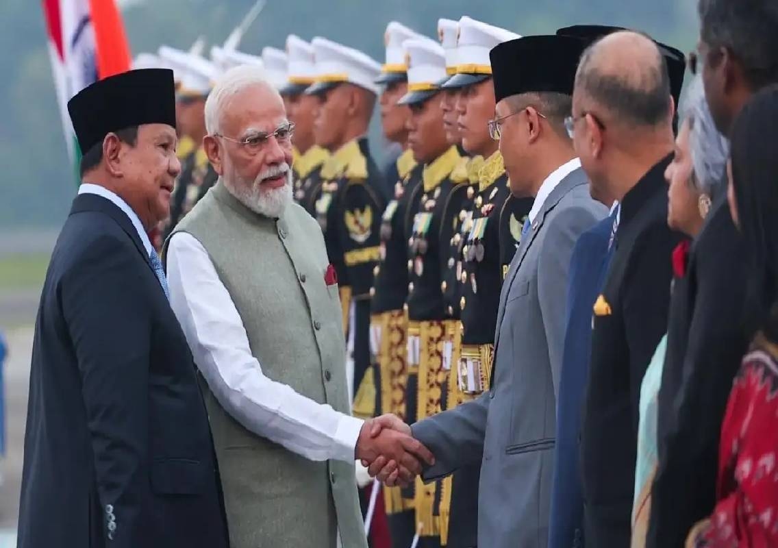 PM Modi receives fighter jet escort in Jakarta - News Karnataka