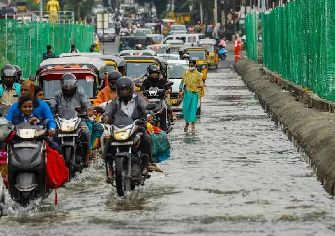 Officials brave floodwaters to restore traffic after heavy rain - News Karnataka