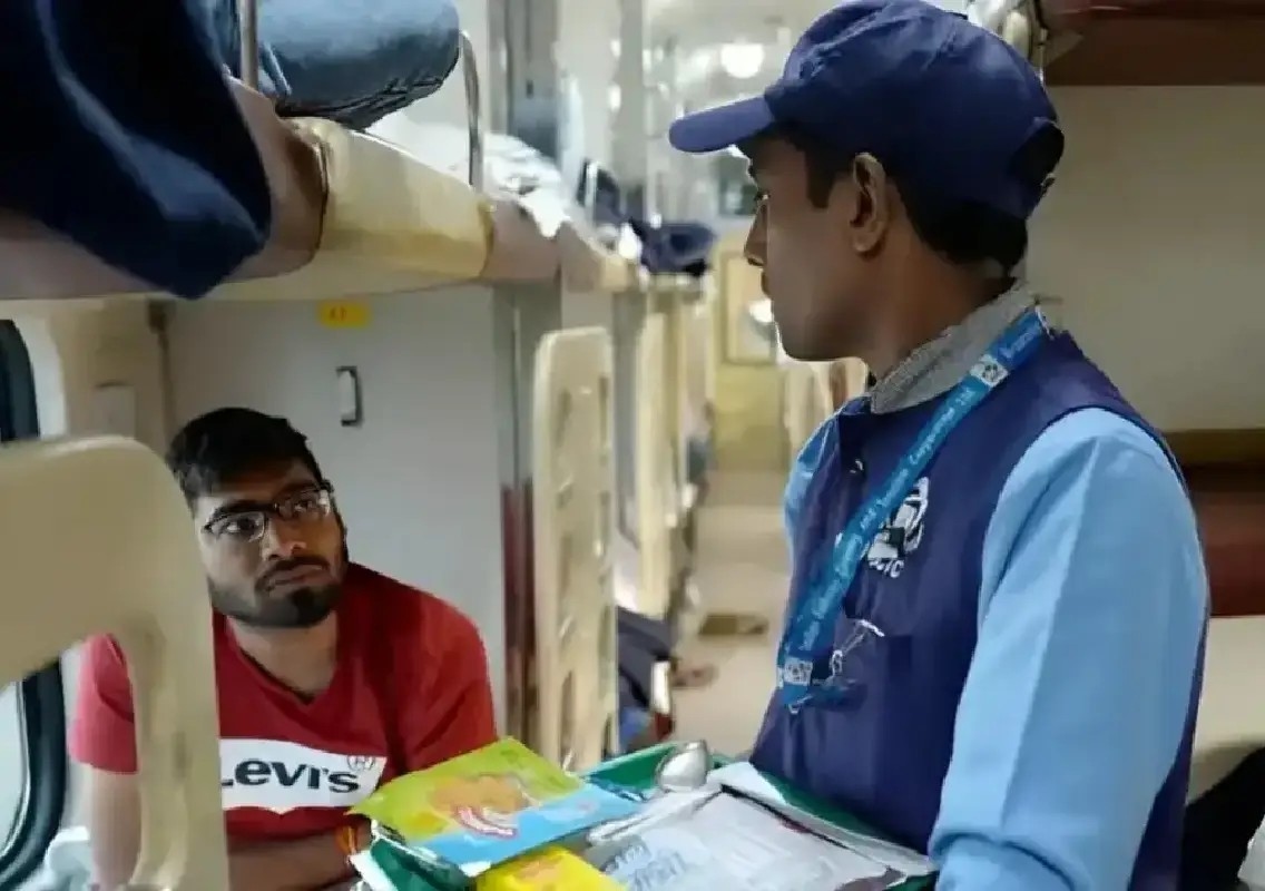 Passenger reports ₹130 railway meal overcharging, vendor fined ₹55,000 - News Karnataka