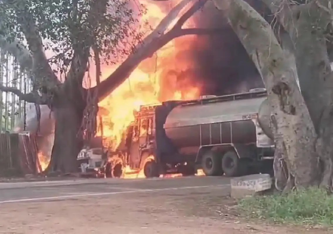 Petrol tanker catches fire, two tankers destroyed near Bengaluru - News Karnataka