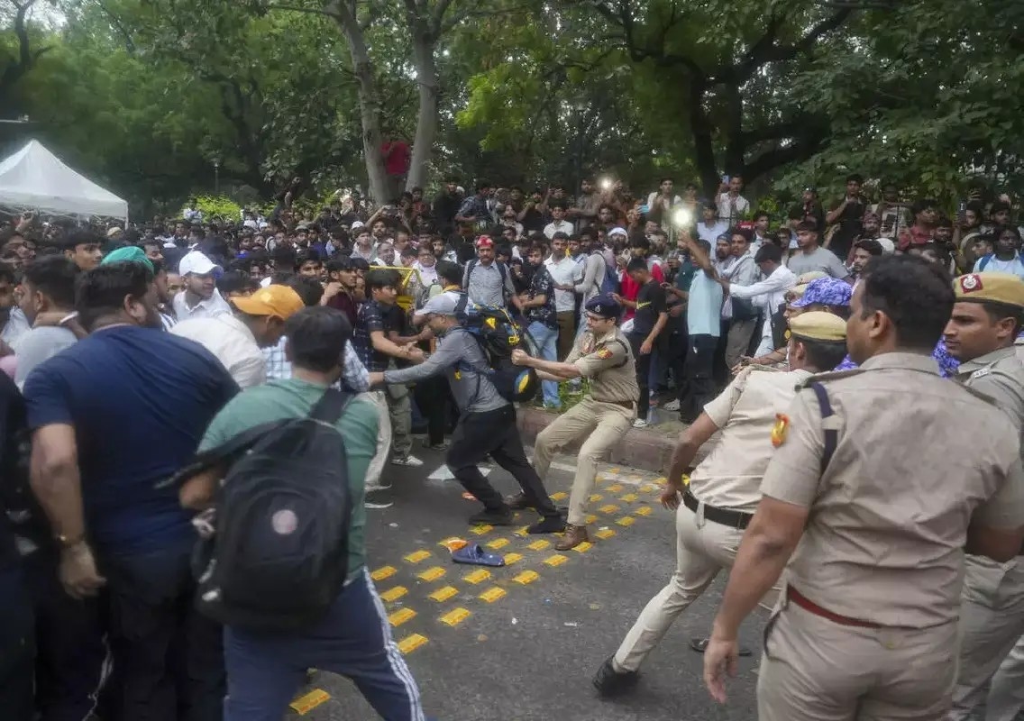 Police use lathi-charge to disperse protesters at Jantar Mantar - News Karnataka