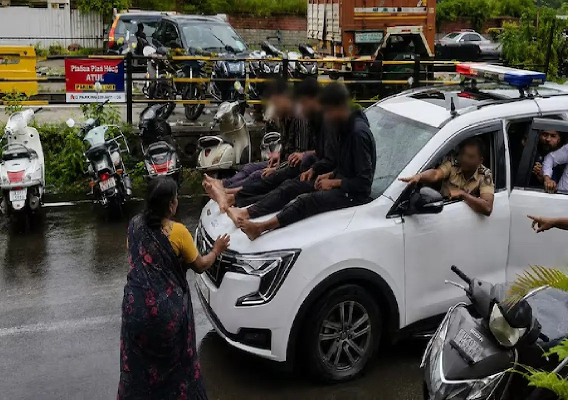 Pune teen murder: Accused paraded after arrest, hunt on for three: WATCH - News Karnataka