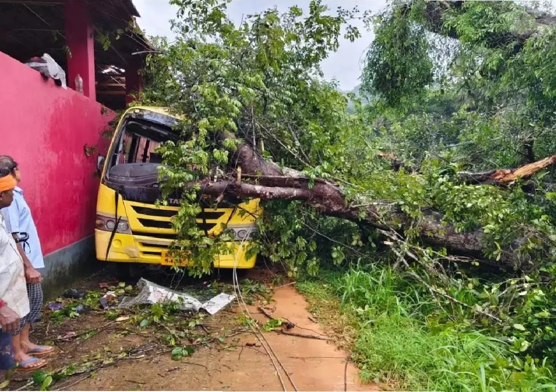 School bus tragedy in Bantwal claims UKG student's life: WATCH - News Karnataka