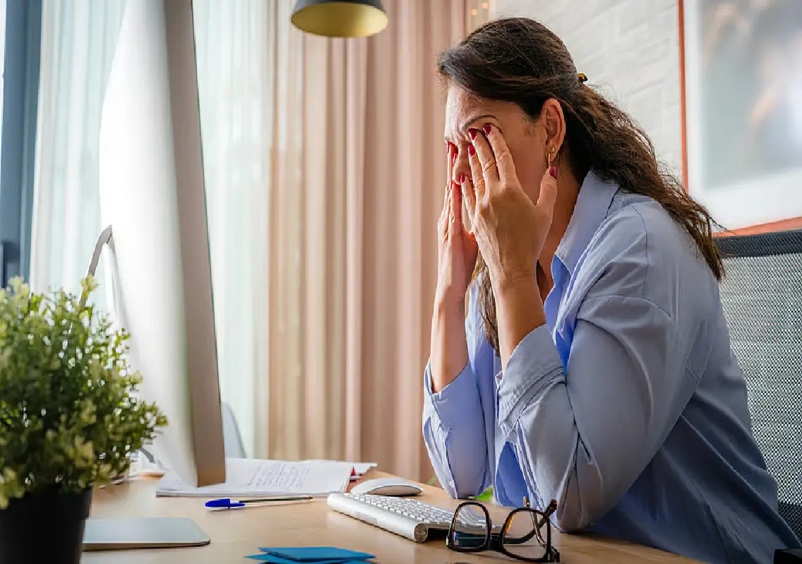 Screen time driving rise in vision problems among employees: Study - News Karnataka