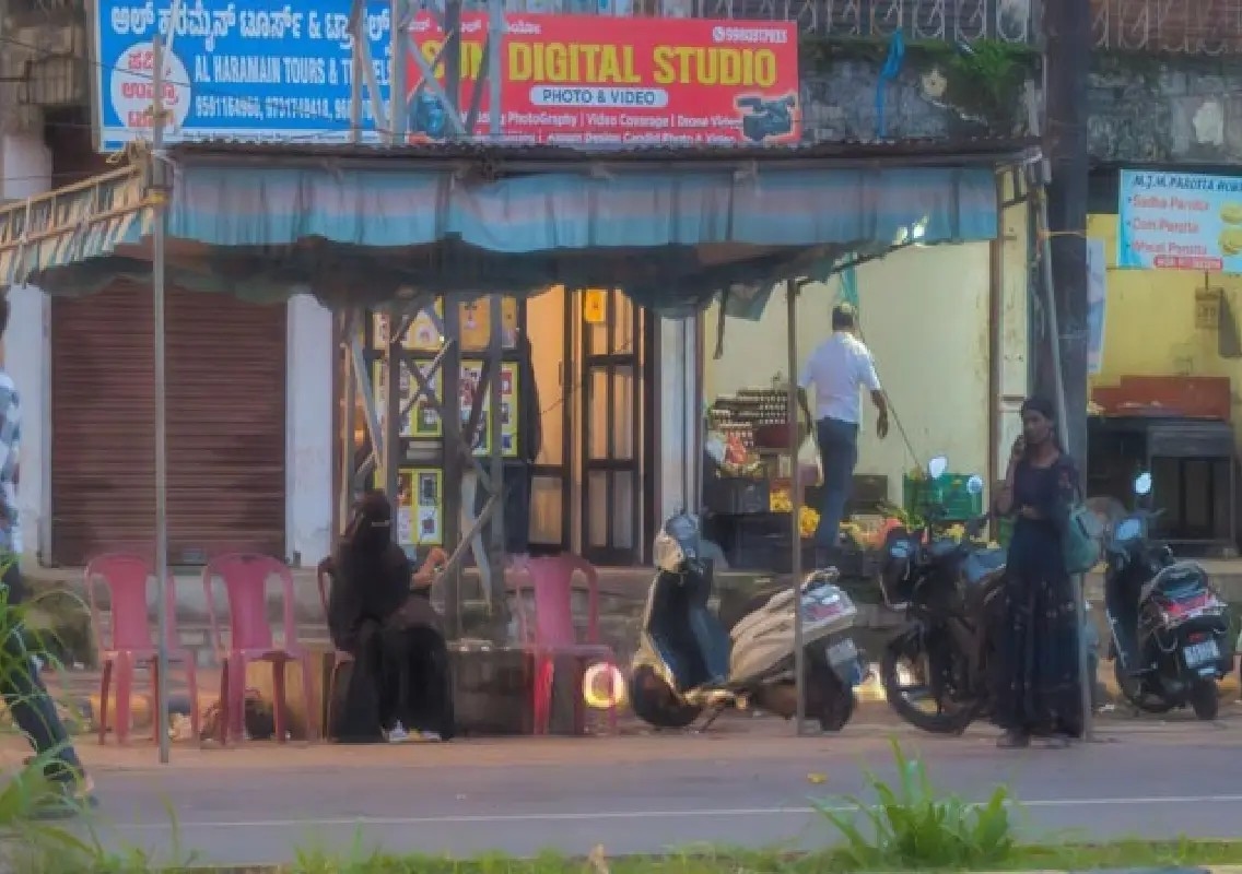 Temporary bus shelter at Thokottu raises monsoon safety concerns - News Karnataka
