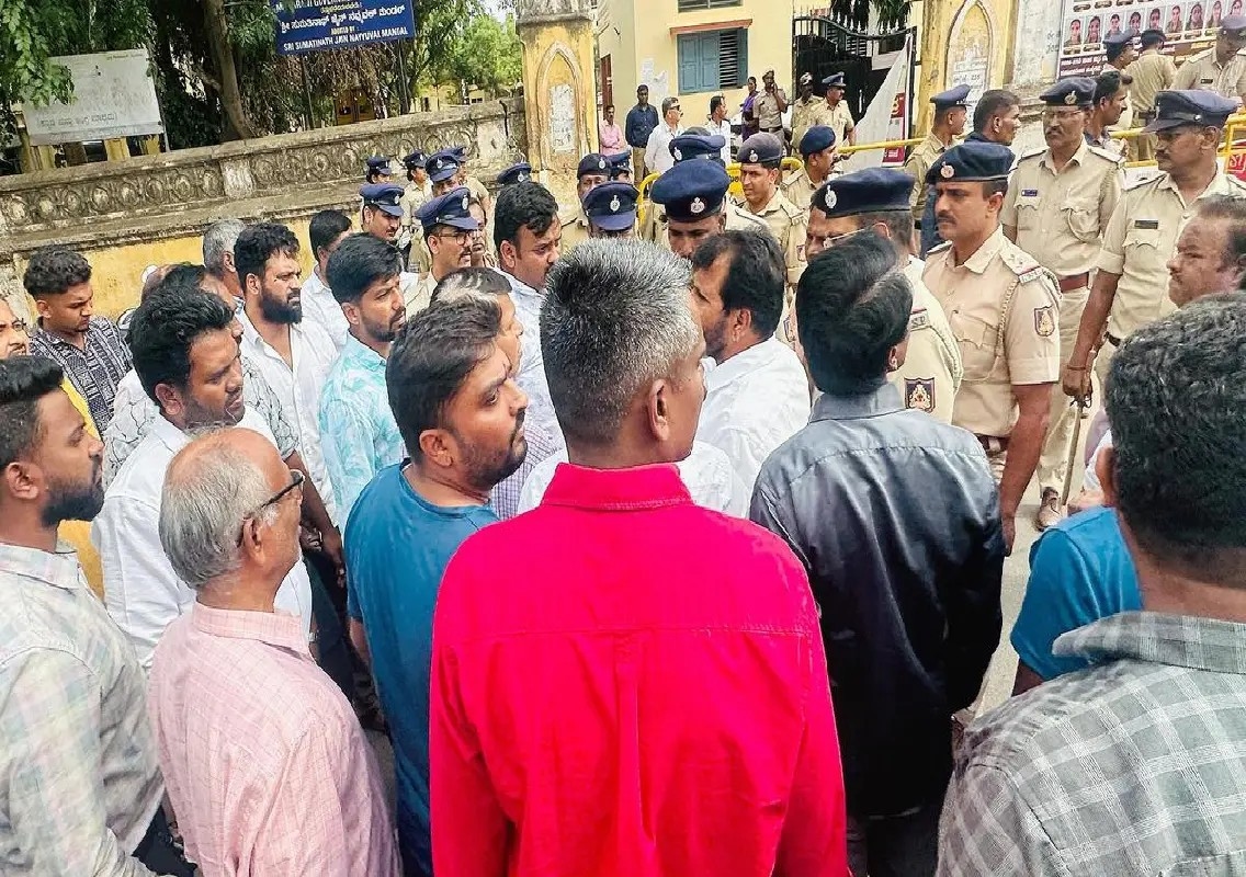 Tension erupts at Mysuru college over Congress NEET programme - News Karnataka