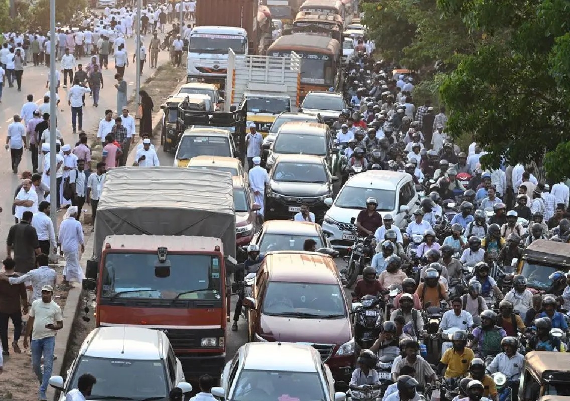 Traffic snarls as roads across Kankanady remain blocked - News Karnataka