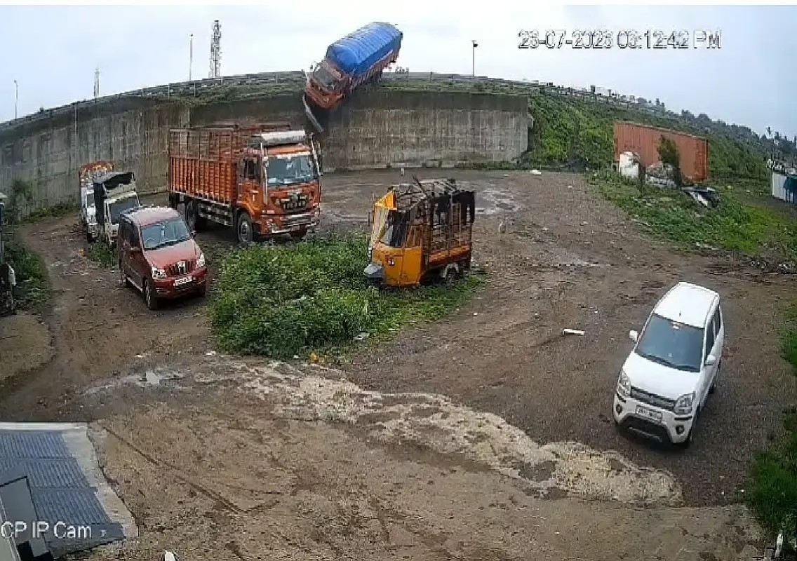 Truck plunges off Nashik flyover after crashing through barrier: WATCH - News Karnataka