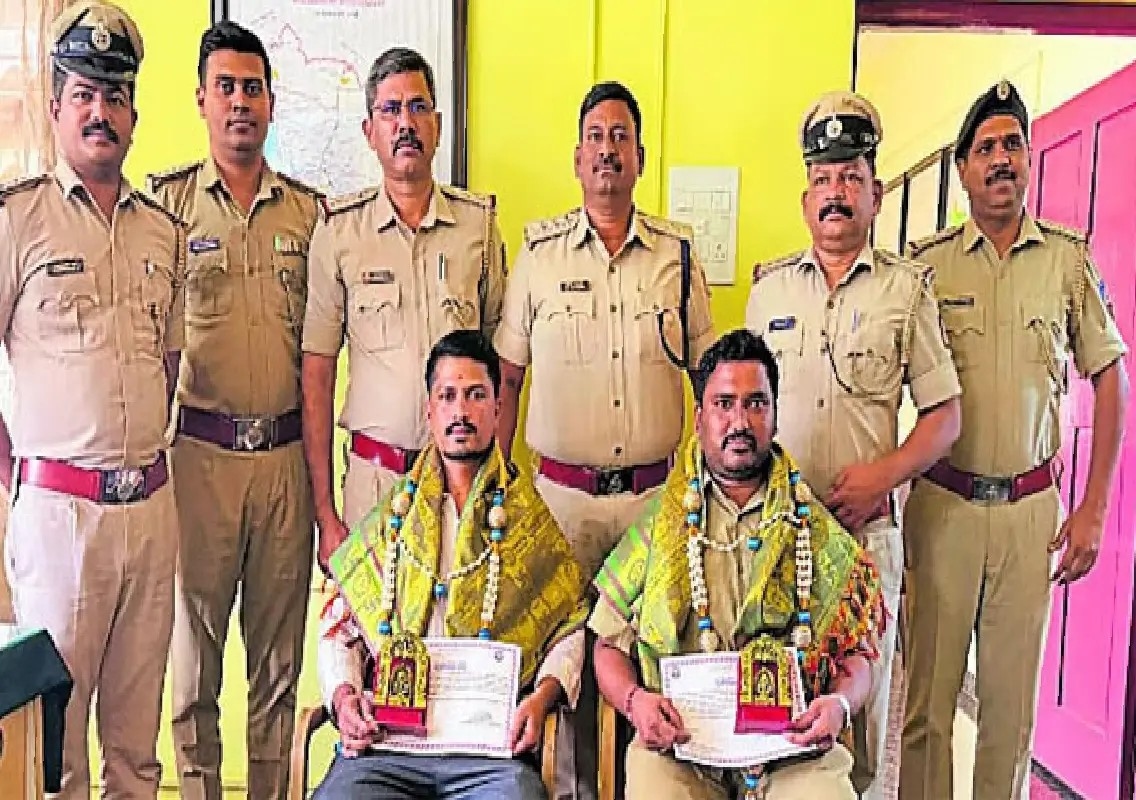 Two honoured for helping solve Kollur temple theft case - News Karnataka