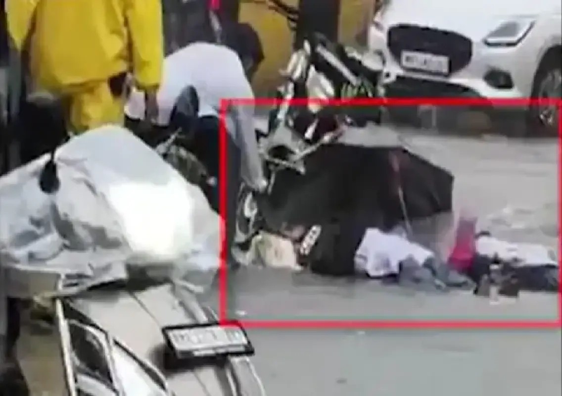 Two women electrocuted on flooded road in Navi Mumbai: WATCH - News Karnataka