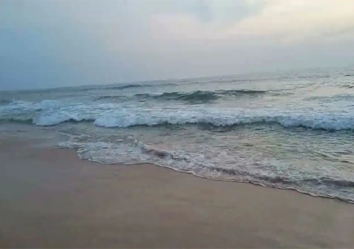 White sea foam at Sasihithlu Beach sparks curiosity, experts urge caution - News Karnataka