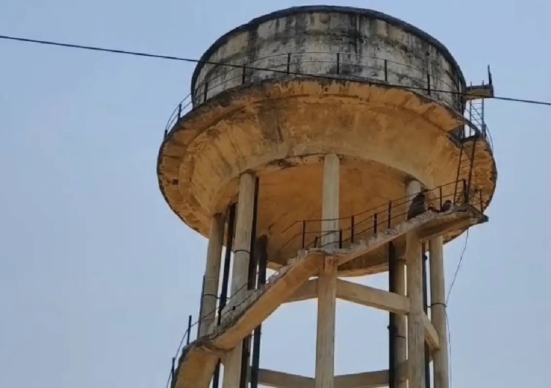 Woman climbs water tank with son, demands CM before rescue - News Karnataka