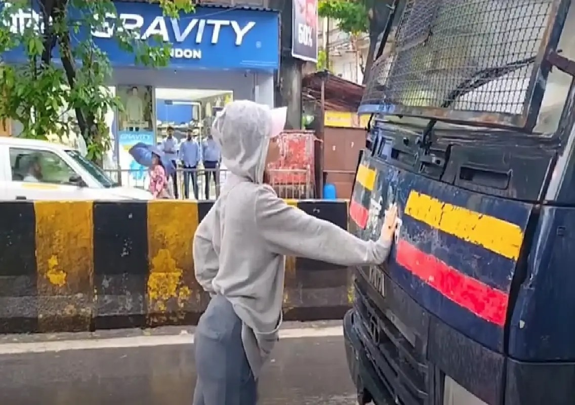 Woman confronting police van becomes symbol of Mumbai protests: WATCH - News Karnataka