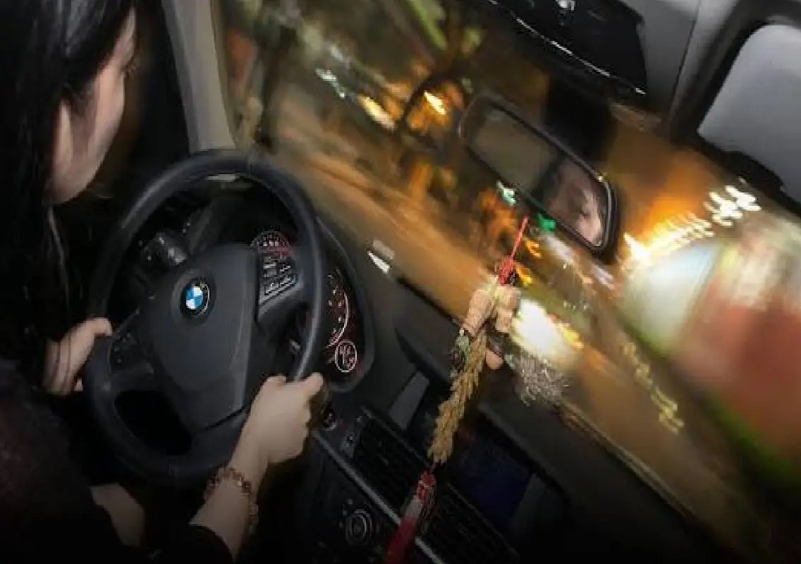 Woman driver blamed after stopping to avoid fallen biker in Bengaluru - News Karnataka
