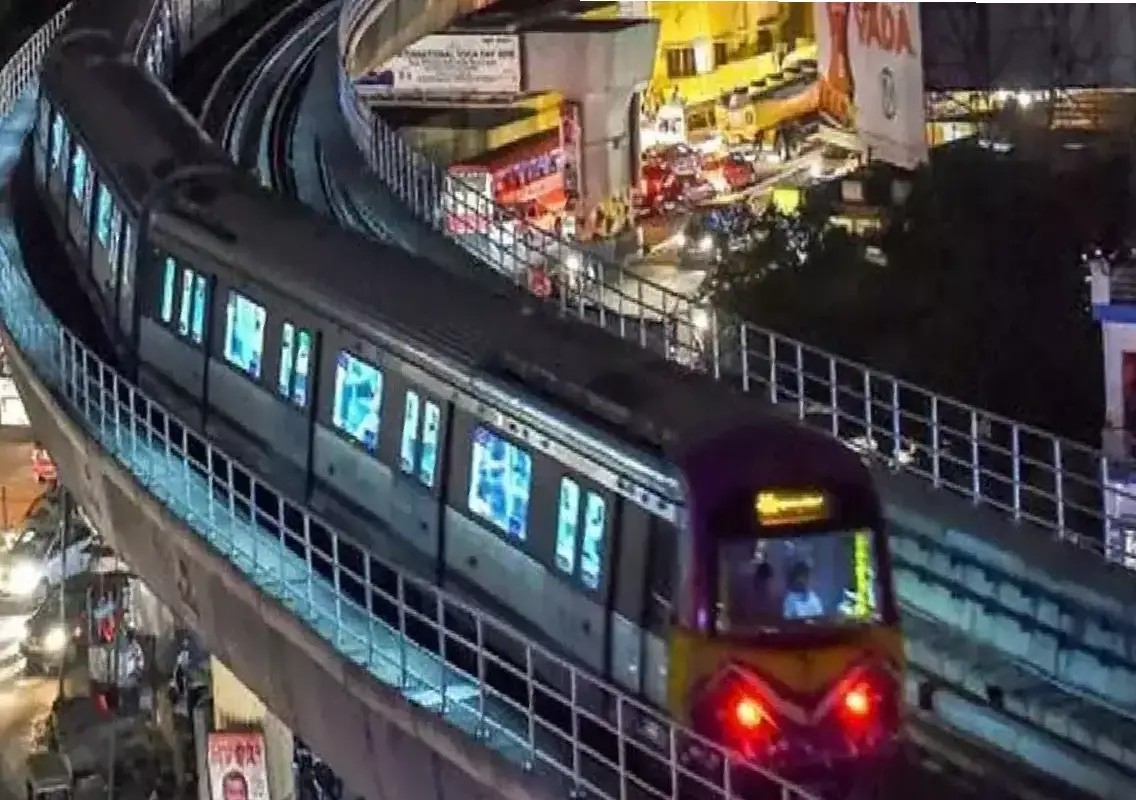 Woman enters Metro tracks, Bengaluru services briefly disrupted - News Karnataka