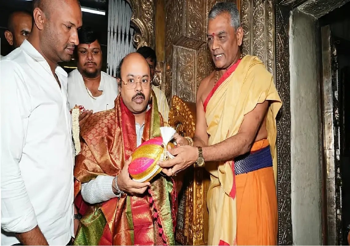 Yathindra Siddaramaiah offers prayers at Chamundi Hill - News Karnataka