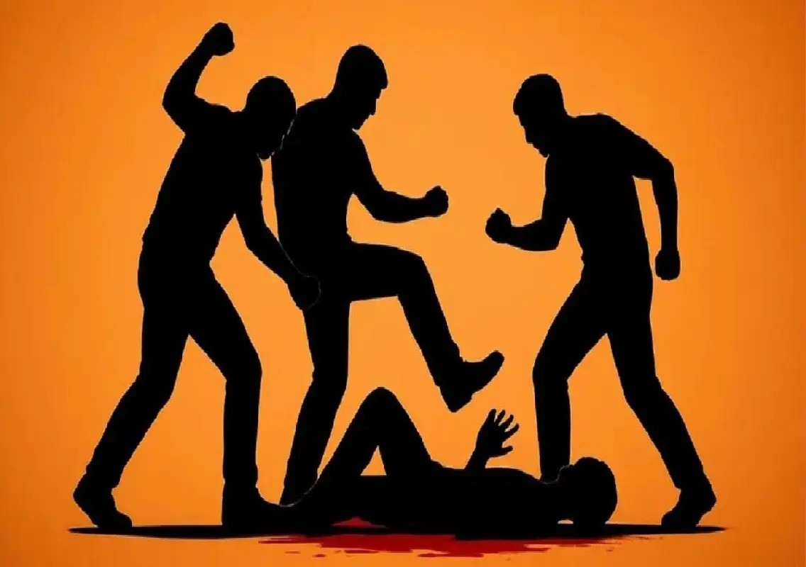 Youth assaulted outside bar in Hunsur; accused caught on CCTV - News Karnataka