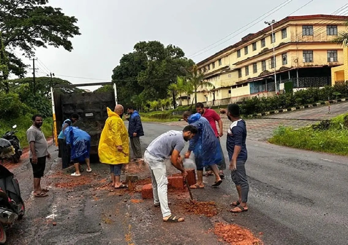 Youths fill dangerous pothole near Shirva, earn public praise - News Karnataka