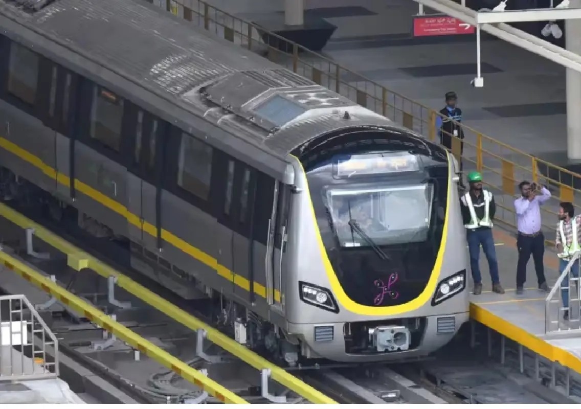 Man dies after jumping before train at Huskur Road Metro station - News Karnataka